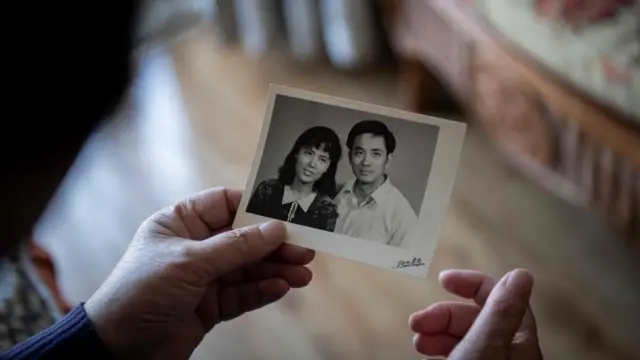 หยู เว่ยเจี๋ย มองรูปวันวานอันหวานชื่นกับสามีที่ล่วงลับ