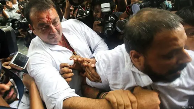 કોર્ટમાં જઈ રહેલા સંજય દત્તની તસવીર