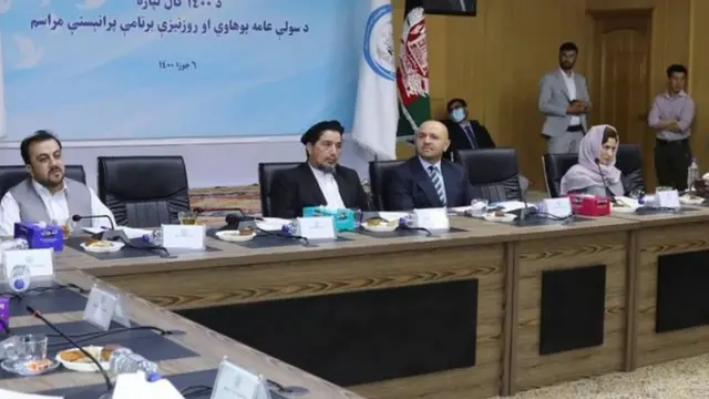 ولسمشر غني دا څرګندونې داسې مهال کوي، چې افغان دولتي پلاوی له طالبانو سره د خبرو لپاره دوحا ته تلونکی دی