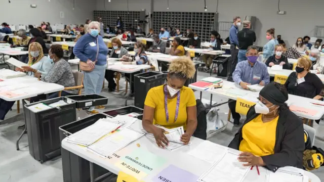 কারচুপির অভিযোগ ওঠার পর জর্জিয়ার একটি কাউন্টিতে ভোট গণনা চলছে।