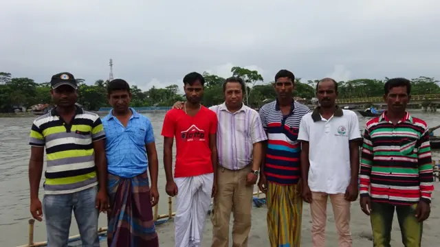 মংলার চিলাবাজারে ক'জন সাবেক জলদস্যুর সাথে বিবিসি বাংলার মাসুদ হাসান খান (মাঝে)।