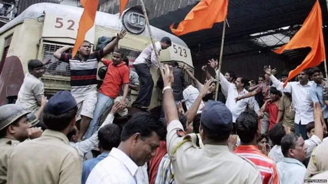 દેખાવો દરમિયાન રેલવે વ્યવહારમાં અવરોધ ઊભો કરી રહેલા શિવસેનાના કાર્યકરોની તસવીર