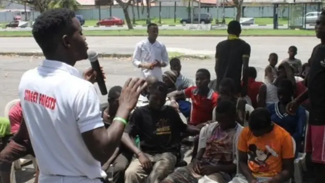 James Okina na ụmụaka nọ n'ụzọ