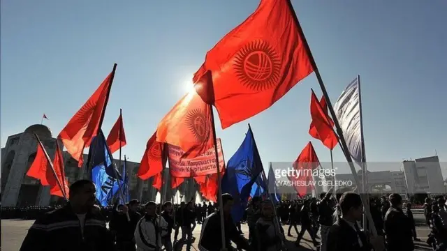 Кыргызстанда президенттик шайлоого акыркы эсеп боюнча 11 талапкер катталды.