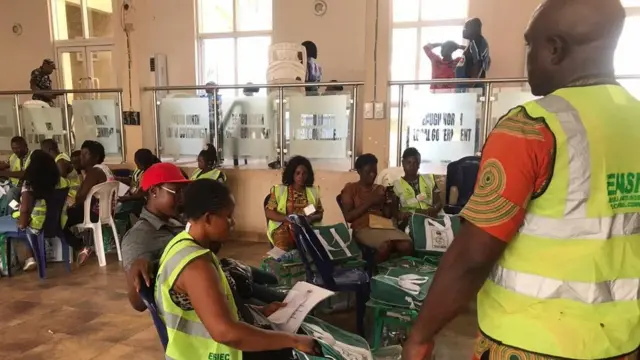 Ndị ọrụ ntuliaka n'ebe a na-chịkọta vootu na Enugwu nọt