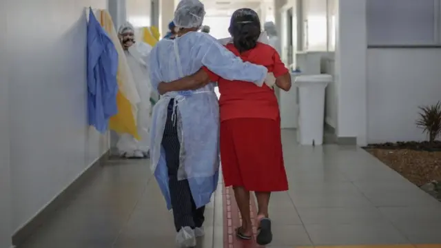 Пандемияны жеңүү коронавируска каршы эмдөө менен байланыштуу