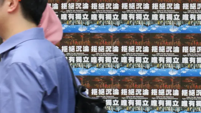 中大校園的民主牆貼滿了具爭議性的海報。