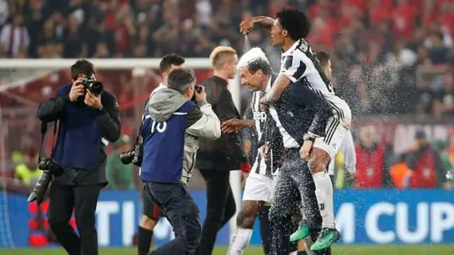 Masimilliano Allegri akiwa amembeba Juan Cuadrado
