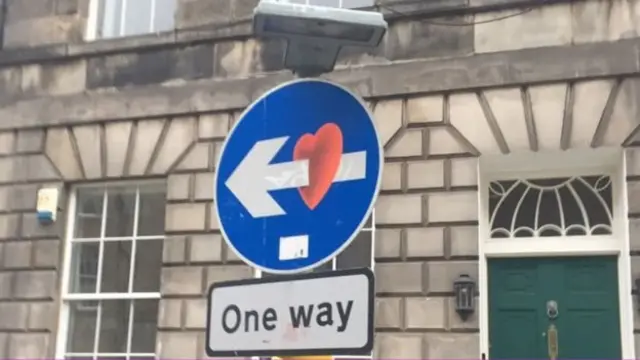 Знак Односторонній рух з серцем