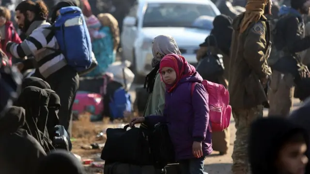 Warga Suriah yang dievakuasi dari Aleppo yang terkena perang tiba di kamp pengungsian di Rashidin, dekat Idlib, Suriah.