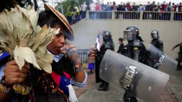 Policías frente a un indígena