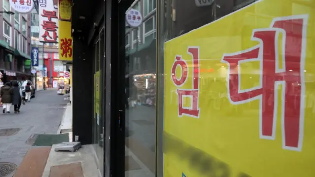 정부는 소상공인 자영업자들을 위해 100만원을 공통으로 지원하고, 임대료 지원을 위해 영업제한 정도 따라 추가적으로 100만원~200만원을 차등 지급한다