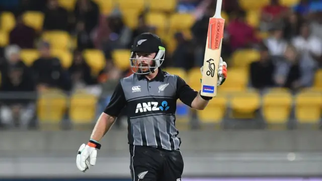 50 ரன்களை எட்டியதை கொண்டாடும் டிம் சய்ஃபெர்ட்