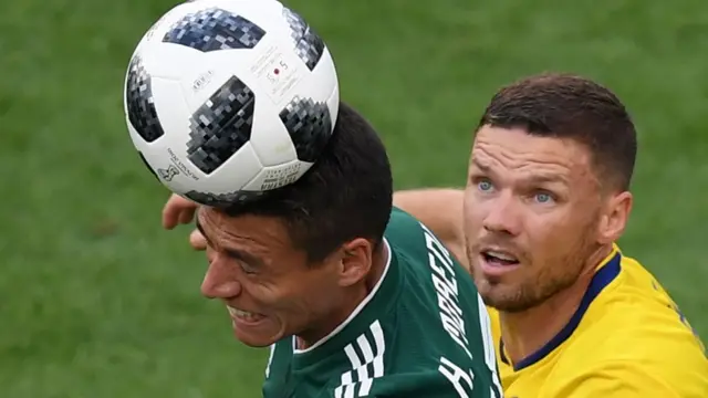 Moreno y Berg pelean por un balón.