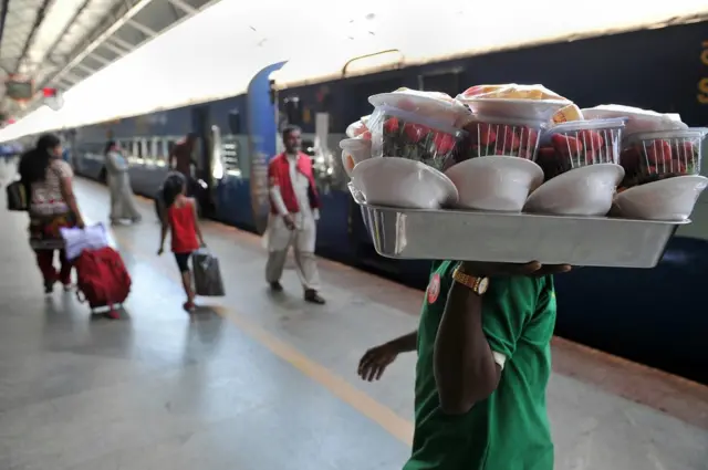 రైల్వే స్టేషన్‌లో ఆహార పదార్థాల విక్రయం
