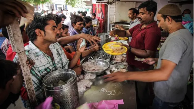 భారత్‌లో బాగా పాపులరైన స్ర్టీట్ ఫుడ్‌లో బిర్యానీ ఒకటి