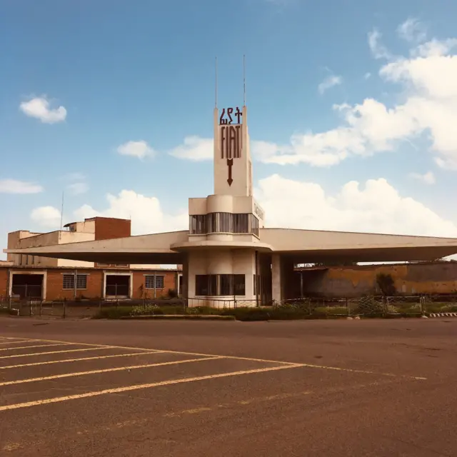 የሥነ-ሕንጻ ባለሙያው ፊያትን ለመገንባት እቅዱን ለአከባቢው መስተዳድሮች ሲያቀርብ፤ '15 ሜትር ርዝመት ያላቸው ክንፎች ያለድጋፍ ማቆም አይቻልም' በማለት እቅዱን ውድቅ ተደርጎበት ነበር።