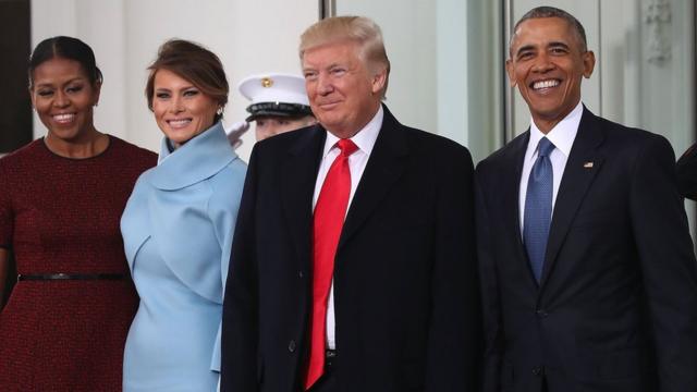 2017年特朗普宣誓就任总统当日，与前任总统奥巴马夫妇合影。