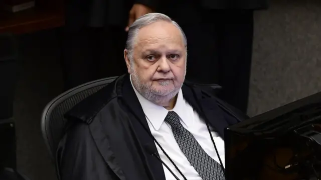 Felix Fischer sentado, com olhar sério,ligas de apostas on linesala