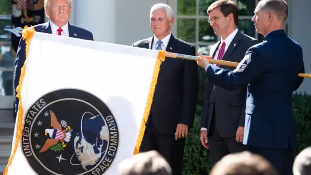 Donald trump y Mike Pence con otras aturoidades