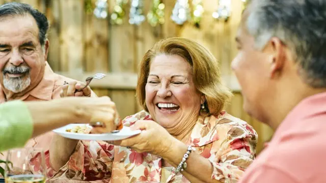 Personas mayores durante una cena