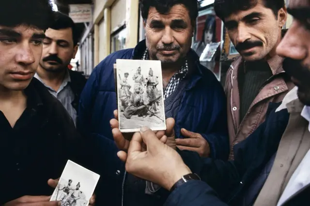 No norte do Iraque, Jamal Keder Osman mostra uma foto dele como soldado da rebelião curdapalpite atlético mineiro e juventude1963 (Curdistão, 1991)