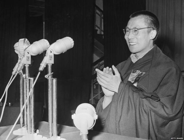 ल्हासा में एक आधिकारिक समारोह में संबोधन देते दलाई लामा (12 जुलाई, 1956).