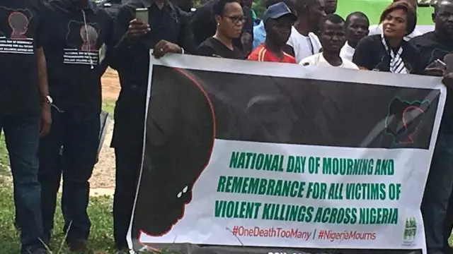 Pipo wear black deyu tanda with banner