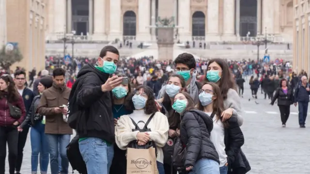 Grupoestrela bet aposta onlineamigos com máscaras cobrindo a boca e o nariz.