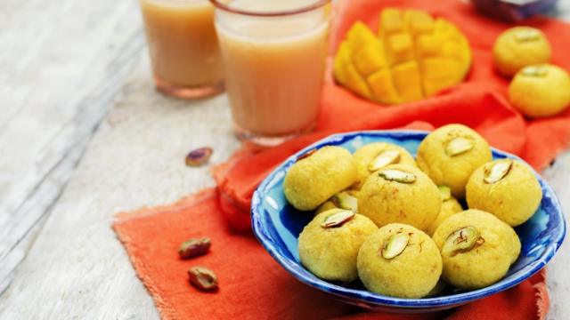 Dulces hechos con mango y pistacho