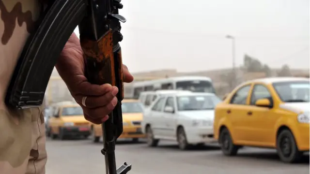 Hombre con metralleta en Bagdad