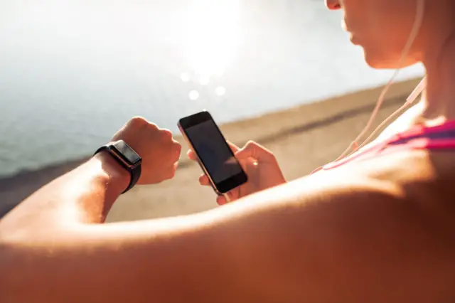 Mujer controlando el tiempo