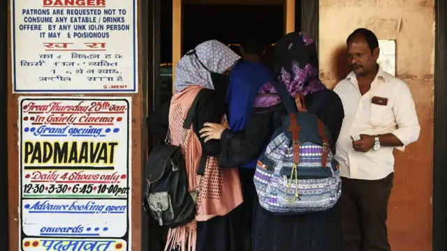 মুম্বাইতে পদ্মাবত দেখতে ঢুকছেন কয়েকজন মুসলিম নারী
