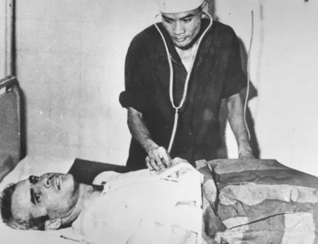 McCain, en 1967, siendo tratado de sus heridas en un hospital de Hanói tras ser capturado.