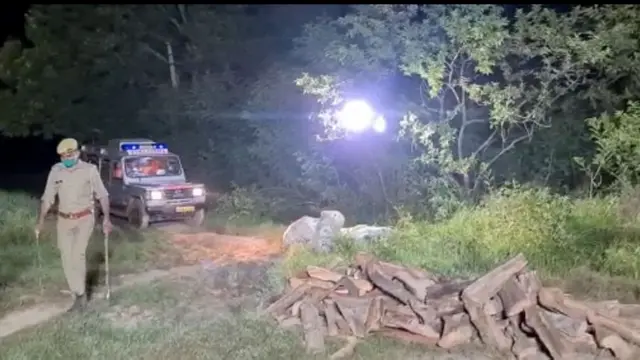 தங்களுடைய சம்மதம் இல்லாமலே, நள்ளிரவில் உடலை தகனம் செய்ய அதிகாரிகள் ஏற்பாடுகளைச் செய்தனர் என்று அந்தப் பெண்ணின் குடும்பத்தினர் தெரிவித்தனர்.