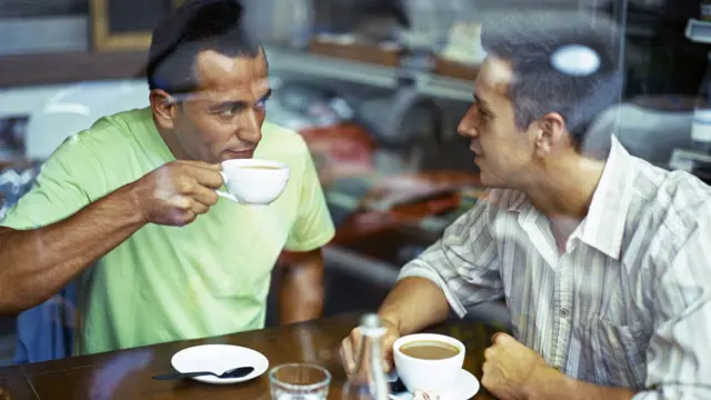 Dois amigos tomando um café