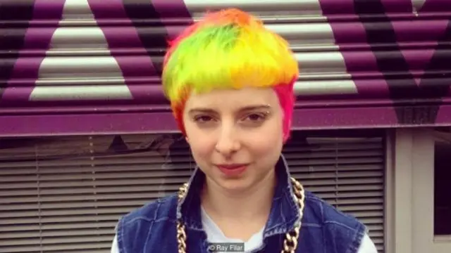 Nau'ukan wkailin sun aba su ba ne jigon tafiya da kowa-da-kowa, amma kyakkyawar hulda ce, a cewar marubuci mazaunin Landan, mai kwanaren shigar mata da gabatar da shirin rediyo na Ray Filar.