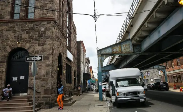 注射針の交換を提供するプリベンション・ポイントが拠点とする古い教会の前に駐車された団体の車