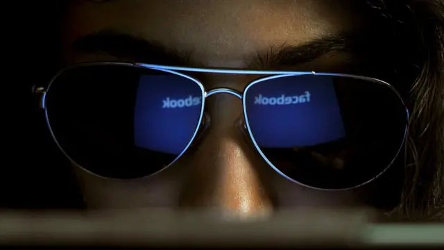 కళ్లజోడుపై ఫేస్ బుక్ పేరు ప్రతిబింబం