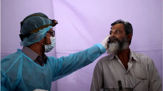 অনেকেই হাসপাতাল বা বুথে গিয়ে নমুনা দেয়াটাকে ঝুঁকিপূর্ণ বলে মনে করেন।