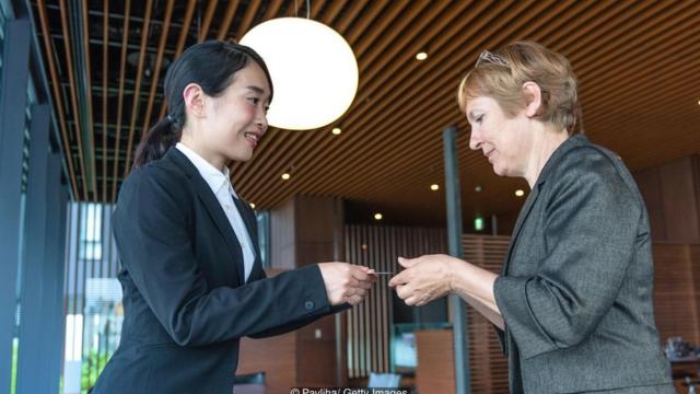 Phụ nữ trao đổi danh thiếp ở Kyoto, Nhật Bản