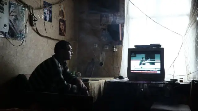 чоловік дивиться телевізор