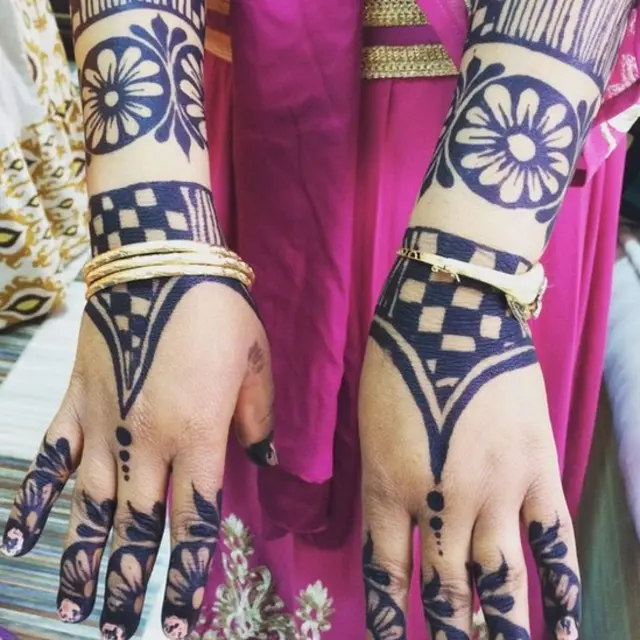 मेंहदी लगे हाथों को दिखाती हुई सेली