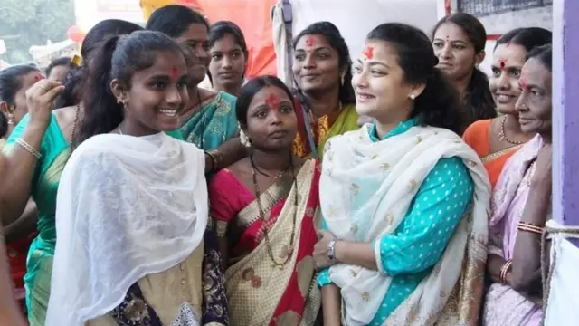 प्रणिती शिंदे नागरिकांसोबत