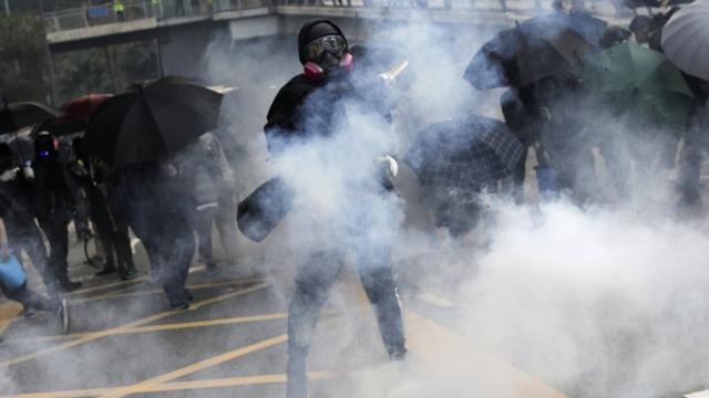 香港親政府建制派認為禁止示威者戴上面具，可以令他們作出暴力行為時，因為身份曝光而有所顧忌。