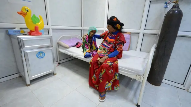 Una pariente de Saida la conforta en el hospital