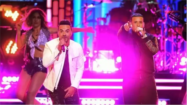 Luis Fonsi và Daddy Yankee biểu diễn Despacito tại Grammy năm nay hoàn toàn bằng tiếng Tây Ban Nha, sau thành công của bản remix tạo nên hình ảnh Justin Bieber