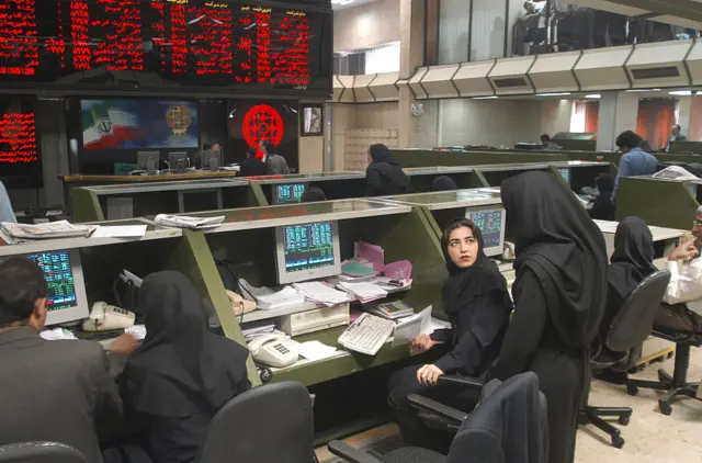 ارزش معاملات بورس اوراق بهادار تهران امروز به ۹۲۰ میلیارد تومان رسید؛ این رقم دیروز ۱۱۰۹ میلیارد تومان بود