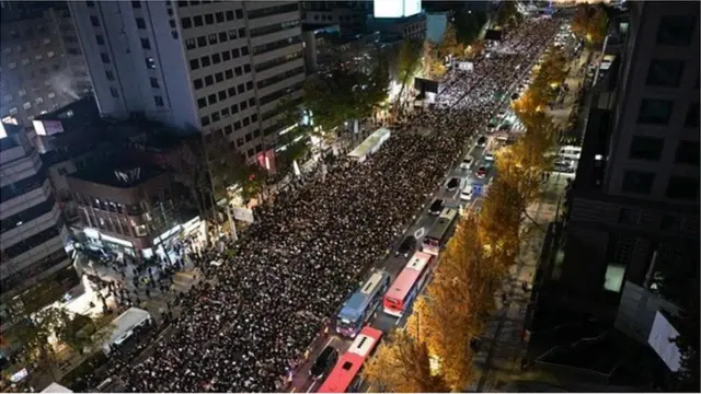 হাজার হাজার মানুষ নিহতদের স্মরণে সভায় যোগ দিয়েছে। এসব সমাবেশে প্রেসিডেন্টের পদত্যাগের দাবি জানানো হচ্ছে।