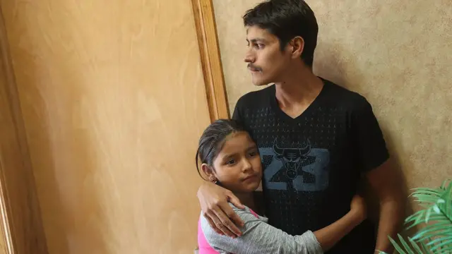 Una niña abraza a su padre luego de haber estado 2 meses separados.